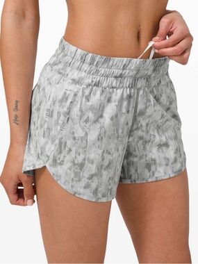 Lululemon Tracker Short V *4'" Size 4